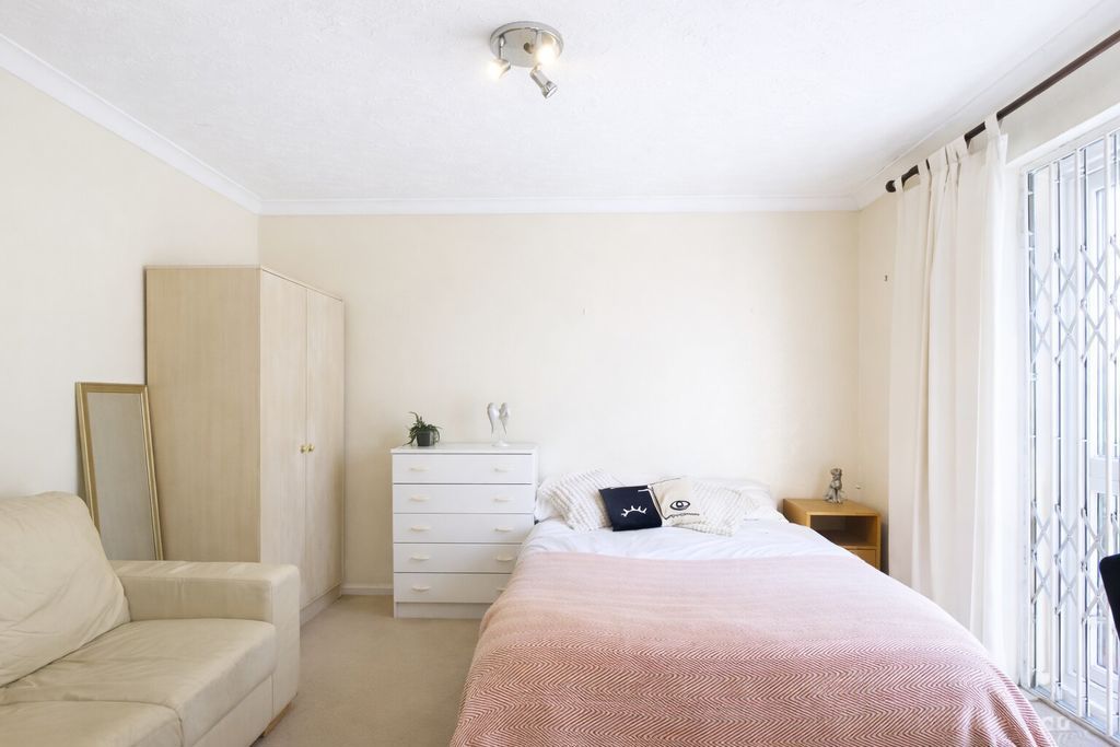 Property photo 1 of 8 Photo 11