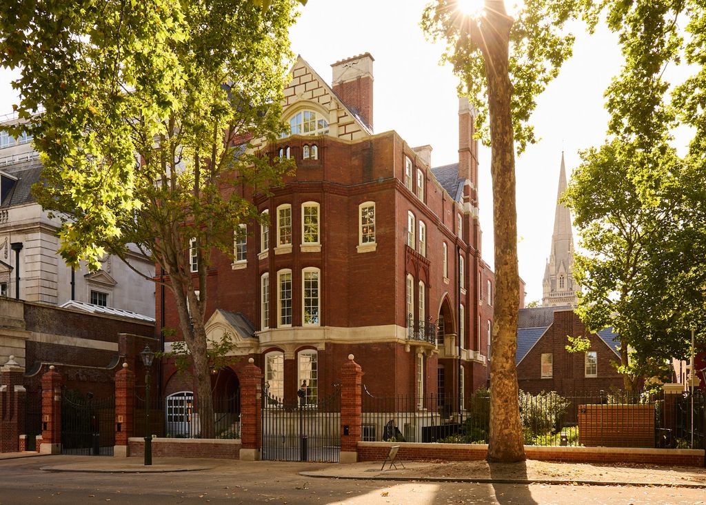 Property photo 2 of 14 One Palace Green