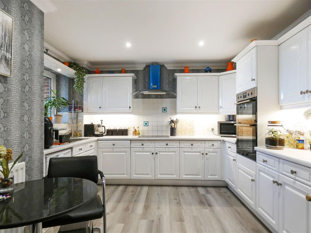 Property photo 3 of 10 Kitchen/Breakfast Room