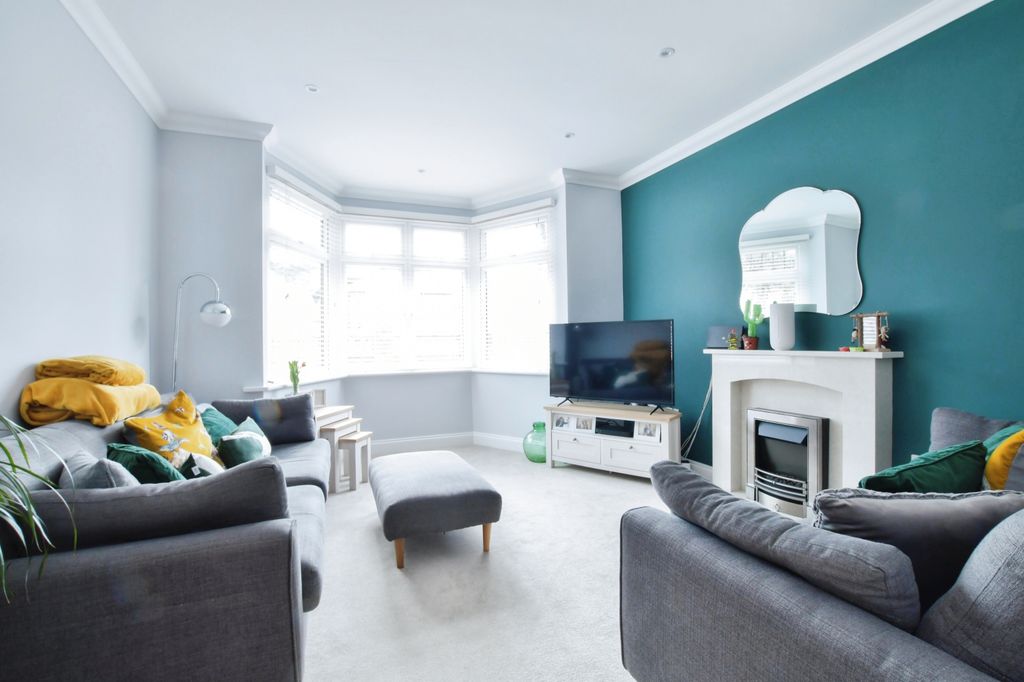 Property photo 3 of 22 Lounge