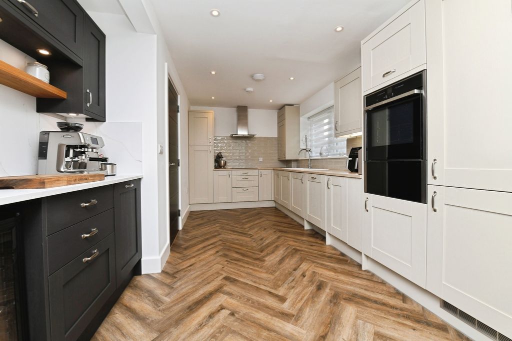 Property photo 3 of 19 Kitchen/Dining Room
