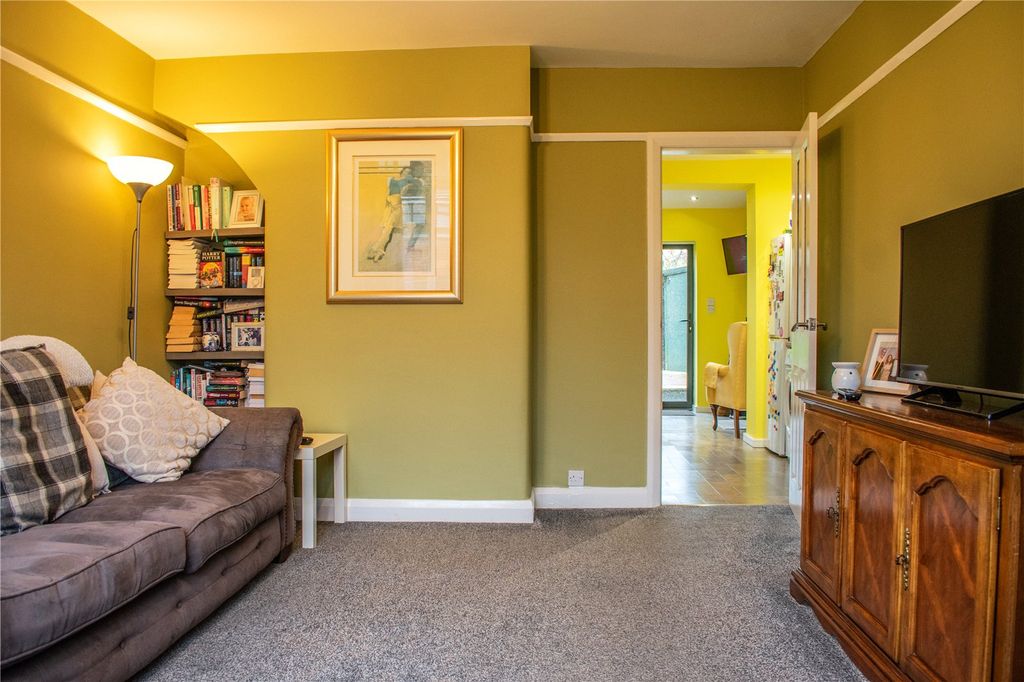 Property photo 3 of 19 Lounge