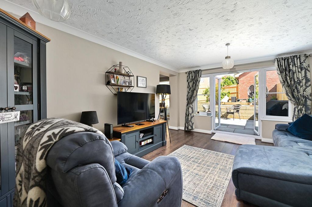 Property photo 3 of 16 Arcadia Close