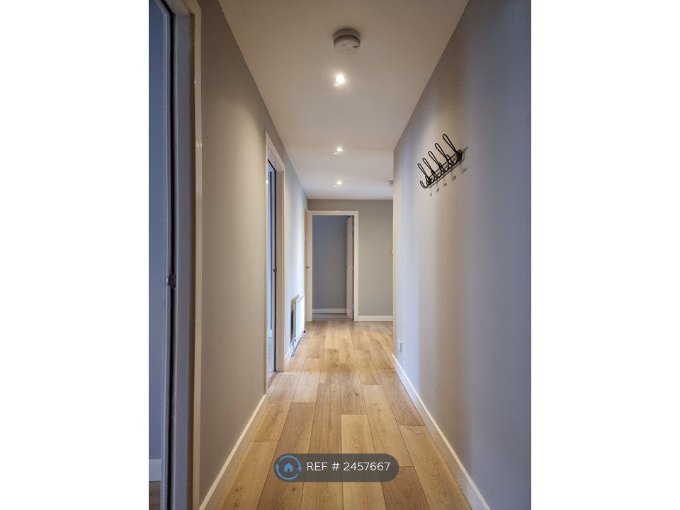 Property photo 2 of 17 Hallway / Entrance Hall