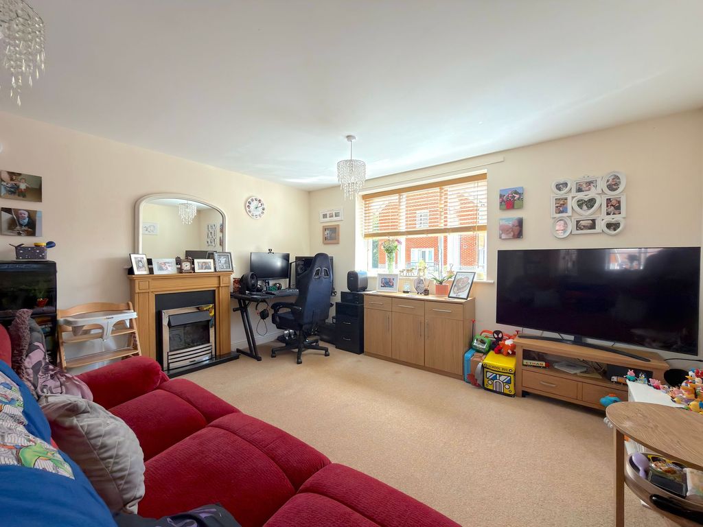 Property photo 2 of 12 Living Room/Dining Room/Kitchen (1)