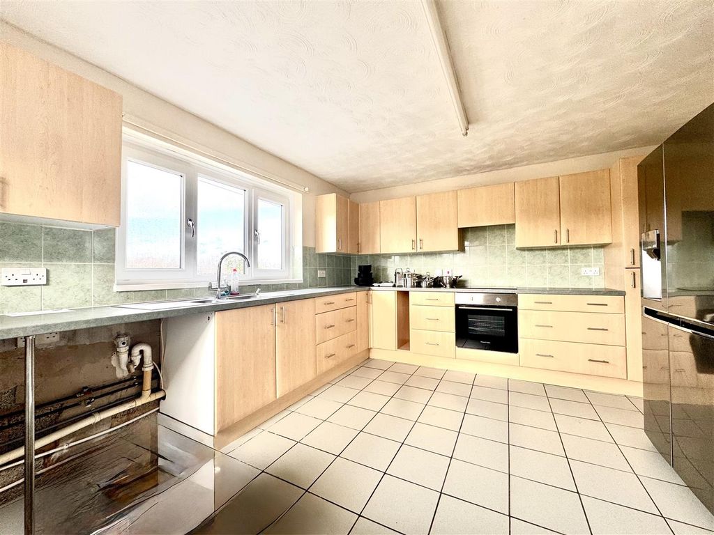 Property photo 3 of 13 Kitchen
