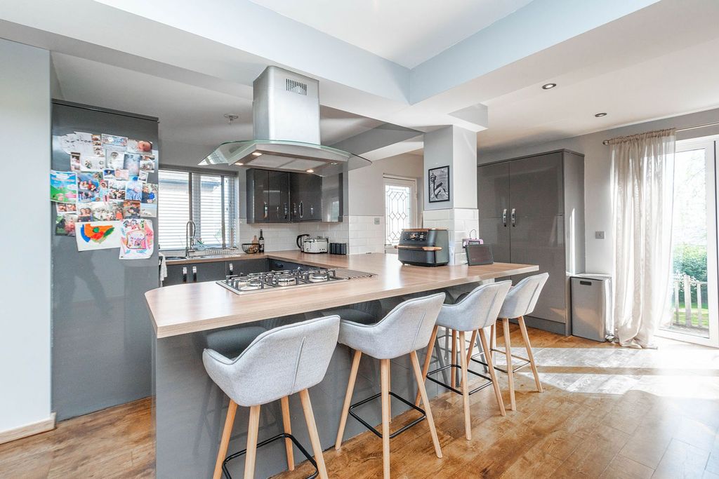 Property photo 3 of 28