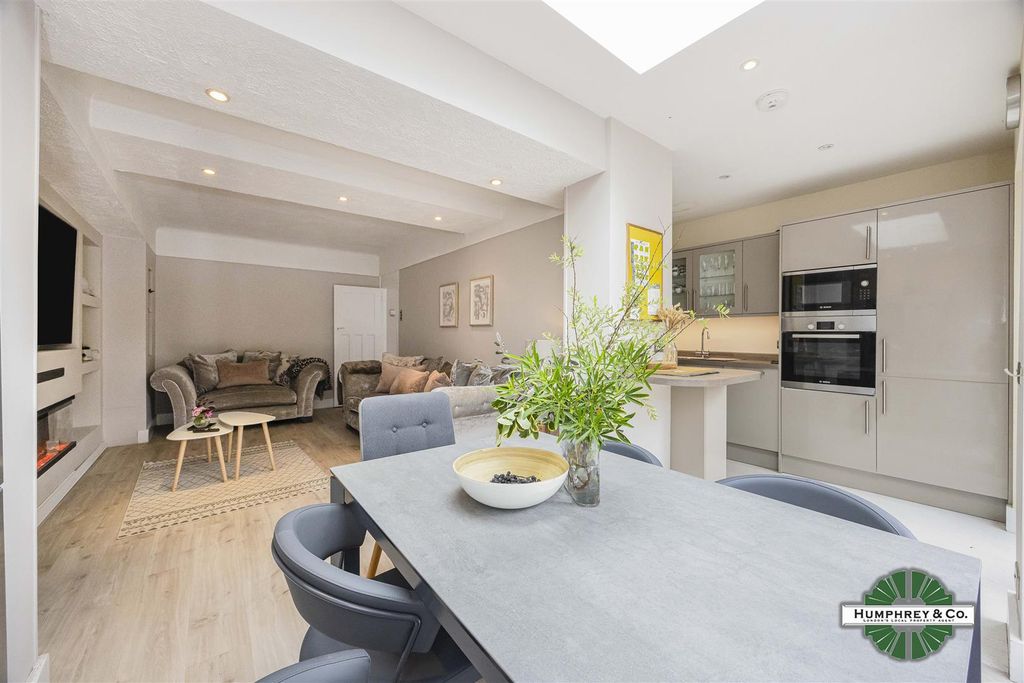 Property photo 2 of 25 564 Upper Brentwood Road -026.Jpg