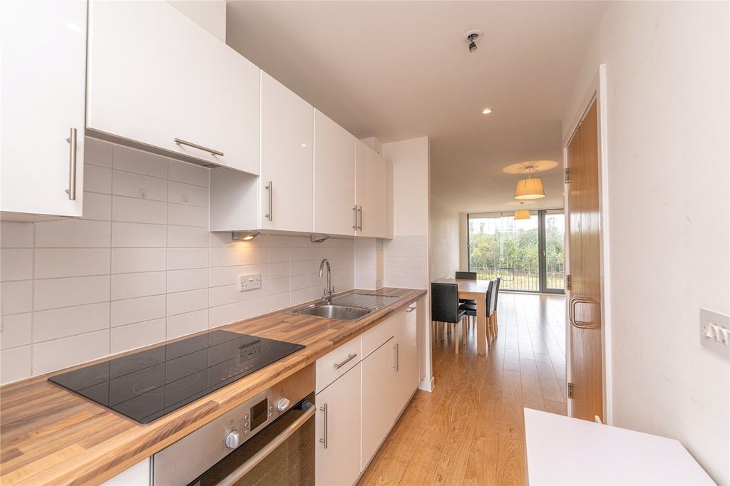 Property photo 3 of 17 Kitchen Alt