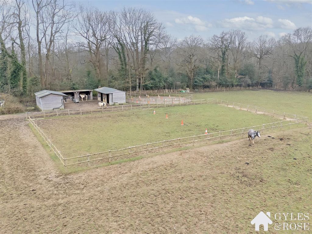 Property photo 2 of 18 Stables, Paddock And Round Pen