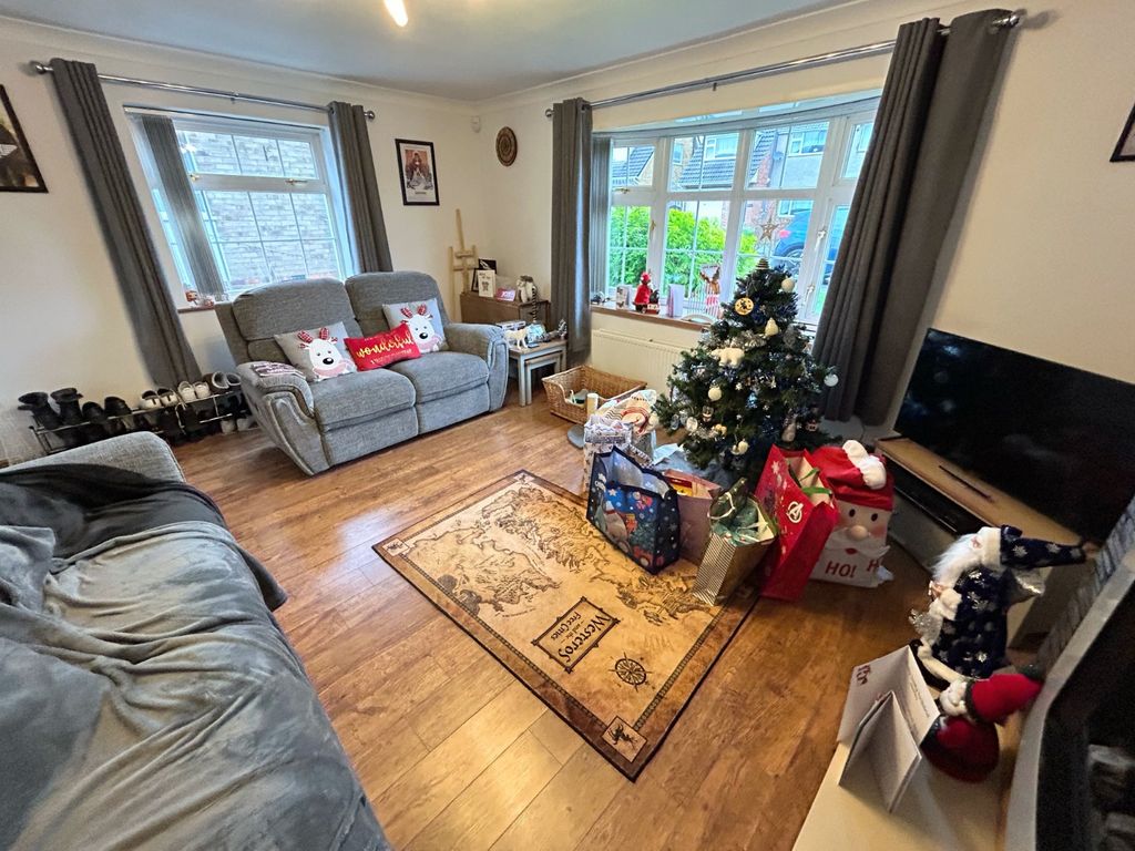 Property photo 2 of 18 Lounge