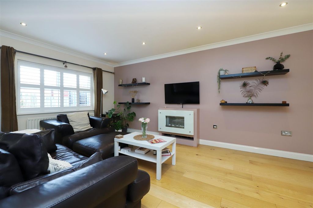 Property photo 3 of 11 Living Room