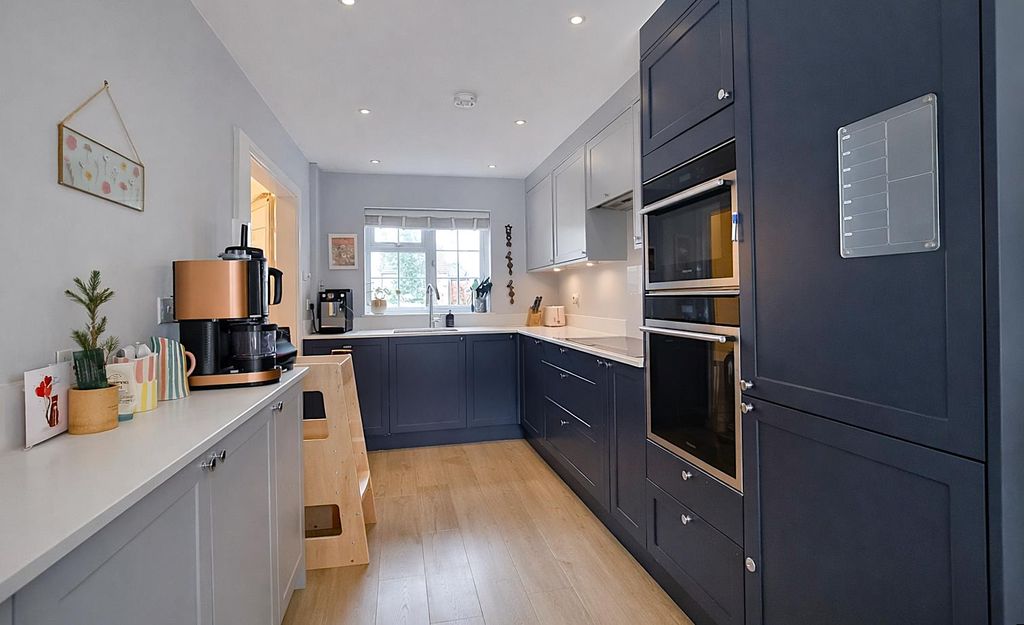 Property photo 2 of 18 Modern Fitted Kitchen