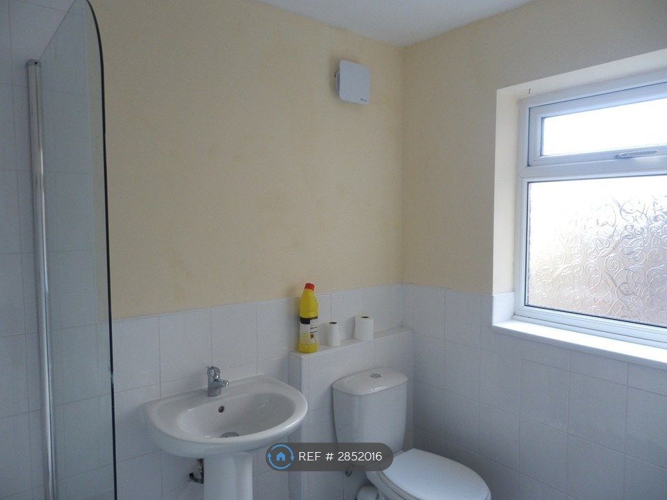 Property photo 3 of 10 Bathroom 1