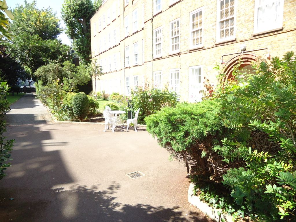 Property photo 1 of 7 Communal Courtyard