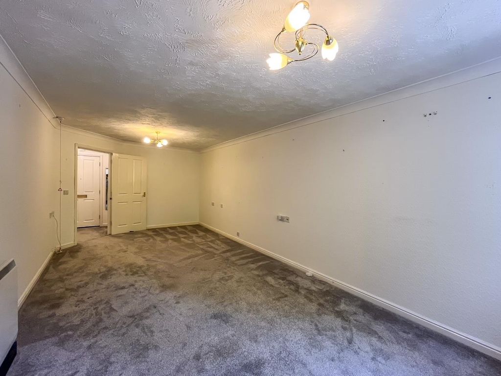 Property photo 3 of 7 Living Room