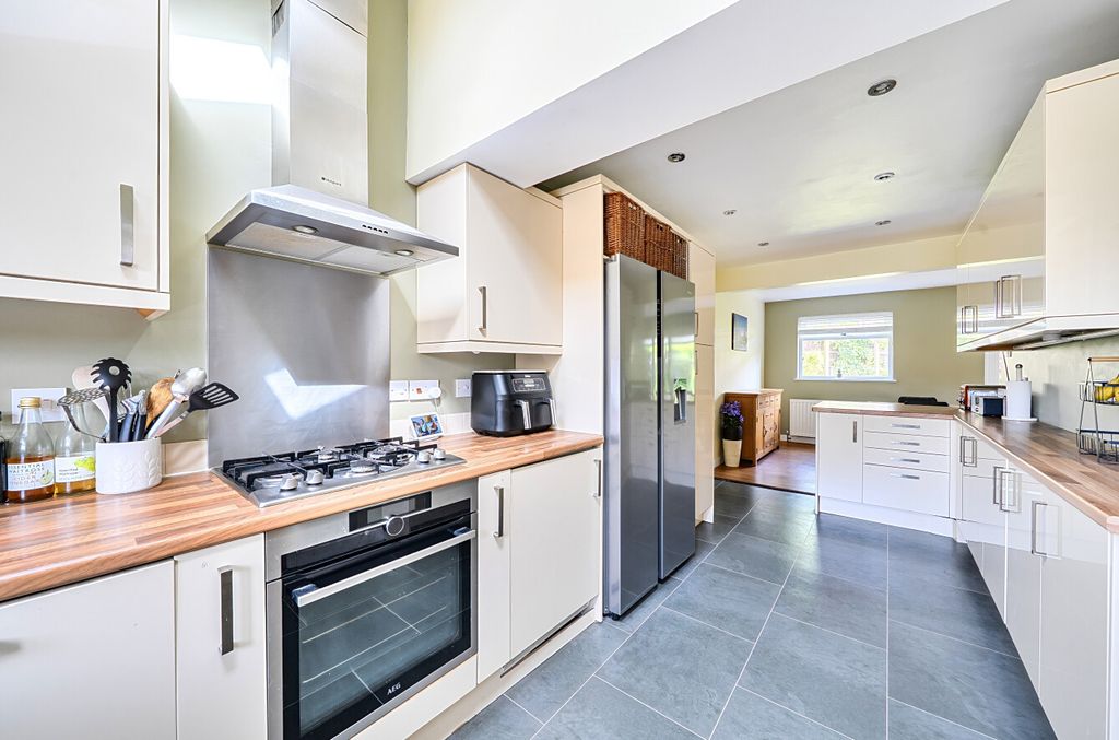 Property photo 2 of 12 1463437-26-6A0Adb...