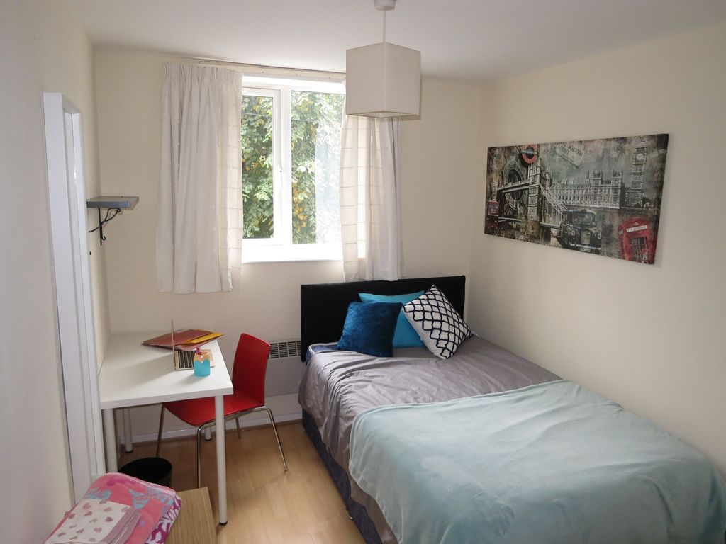 Property photo 1 of 15 A Bright And Cozy Double Bedroom With A Stylish De...