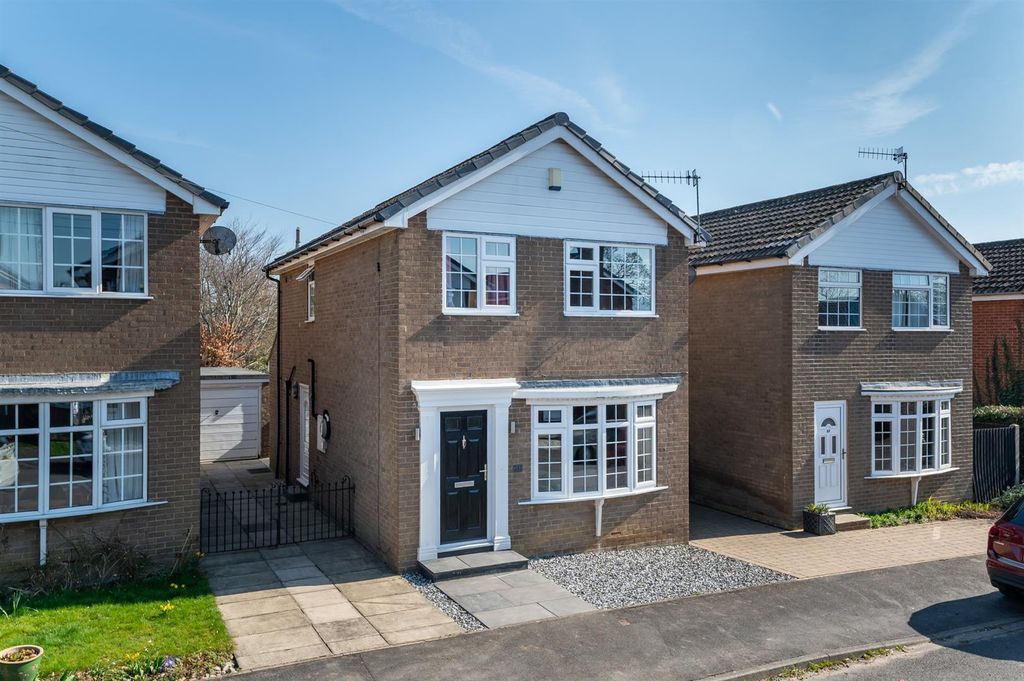 Property photo 1 of 22 Throstle Nest Close