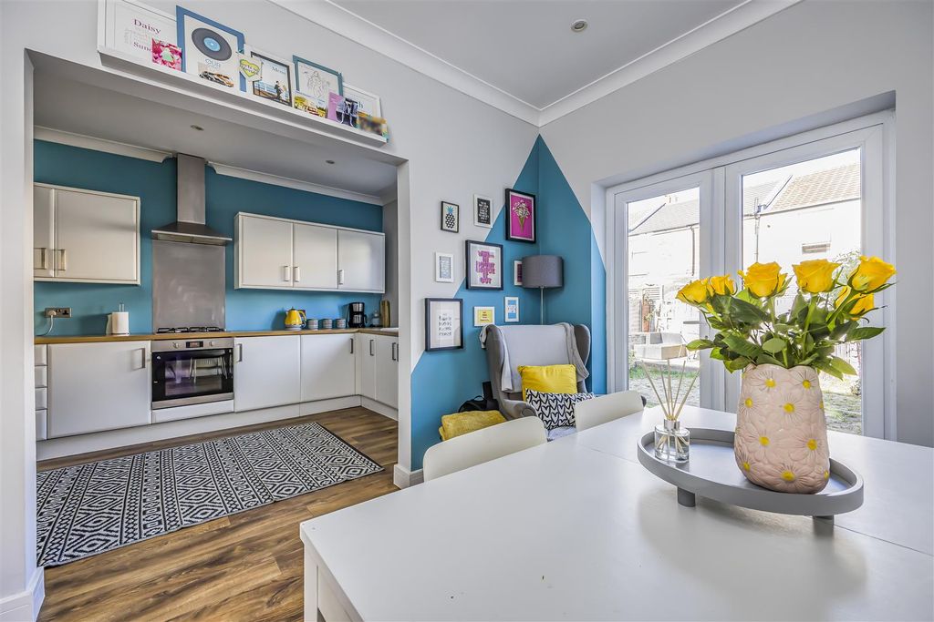 Property photo 3 of 18 99 Folkestone Road, Baffins-Porticomarketing-Soldb