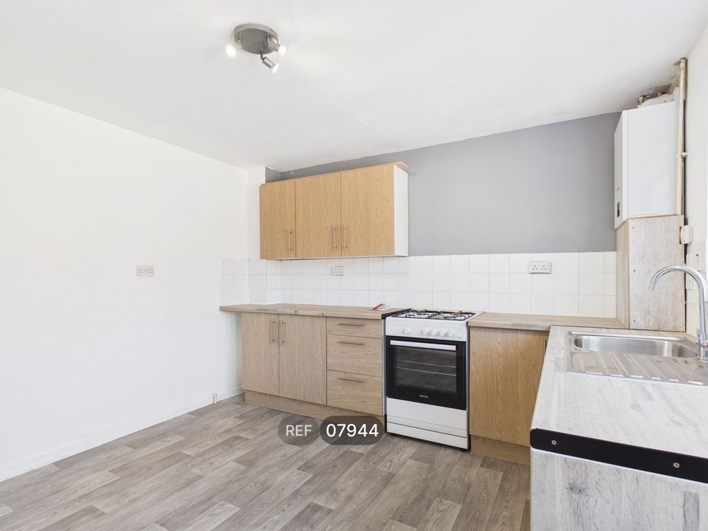 Property photo 3 of 11 Kitchen