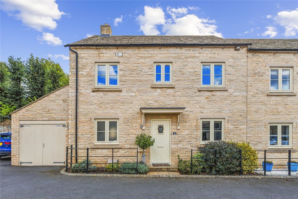 Property photo 1 of 18 6 Aubrey Mews