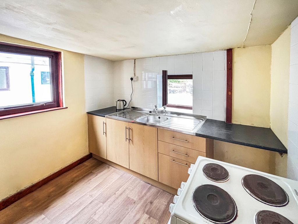 Property photo 3 of 10 Kitchen