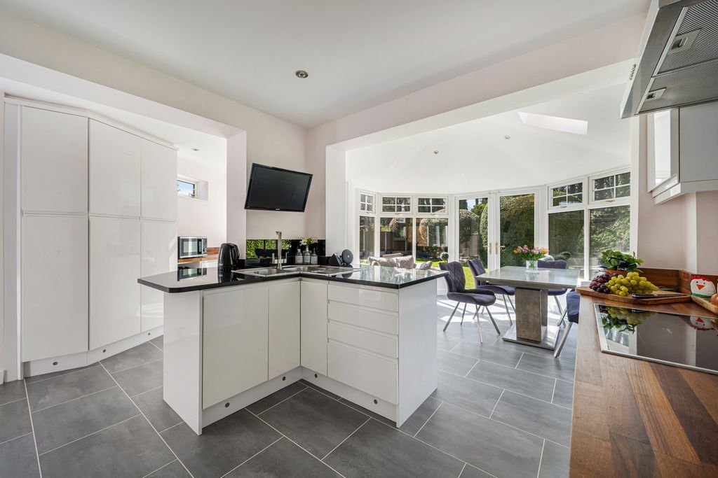 Property photo 2 of 27