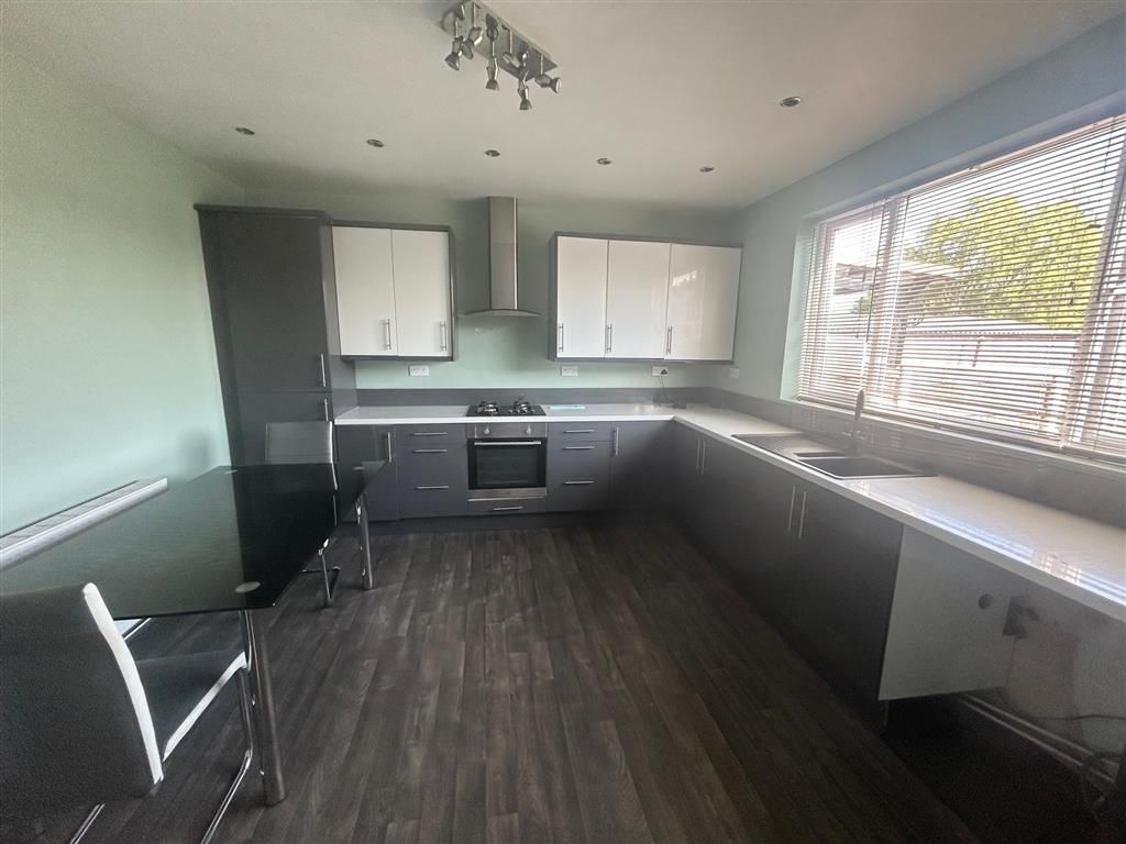 Property photo 3 of 12 Kitchen