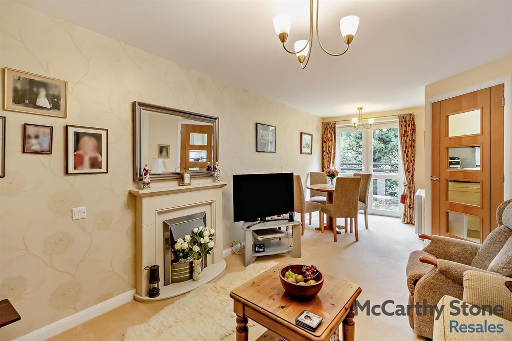 Property photo 3 of 12 8659252-Interior07-800.Jpg