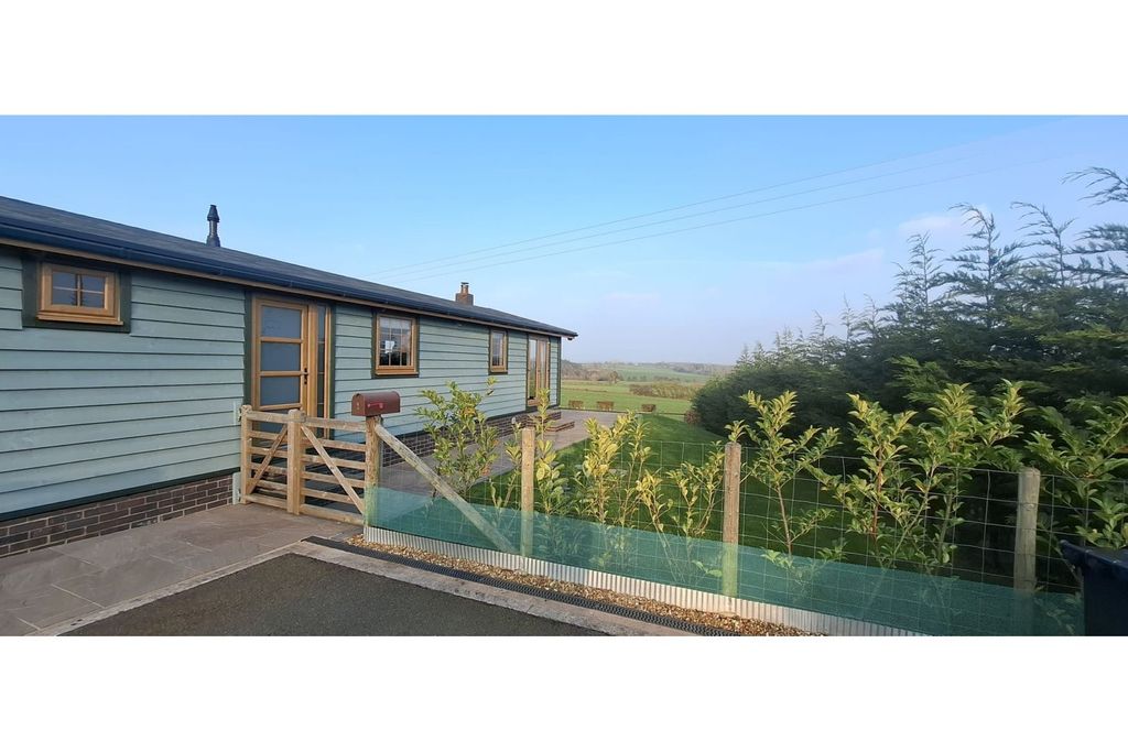 Property photo 2 of 28 Front Garden