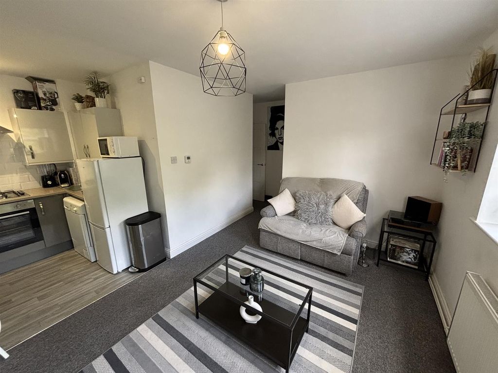 Property photo 3 of 16 Lounge
