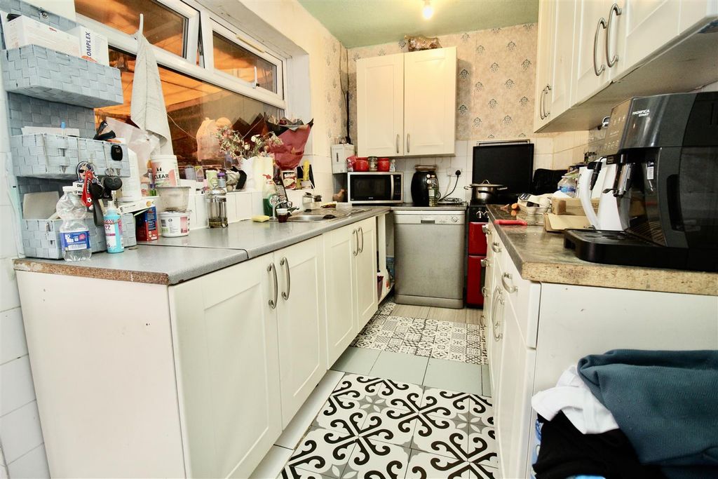 Property photo 3 of 7 Kitchen