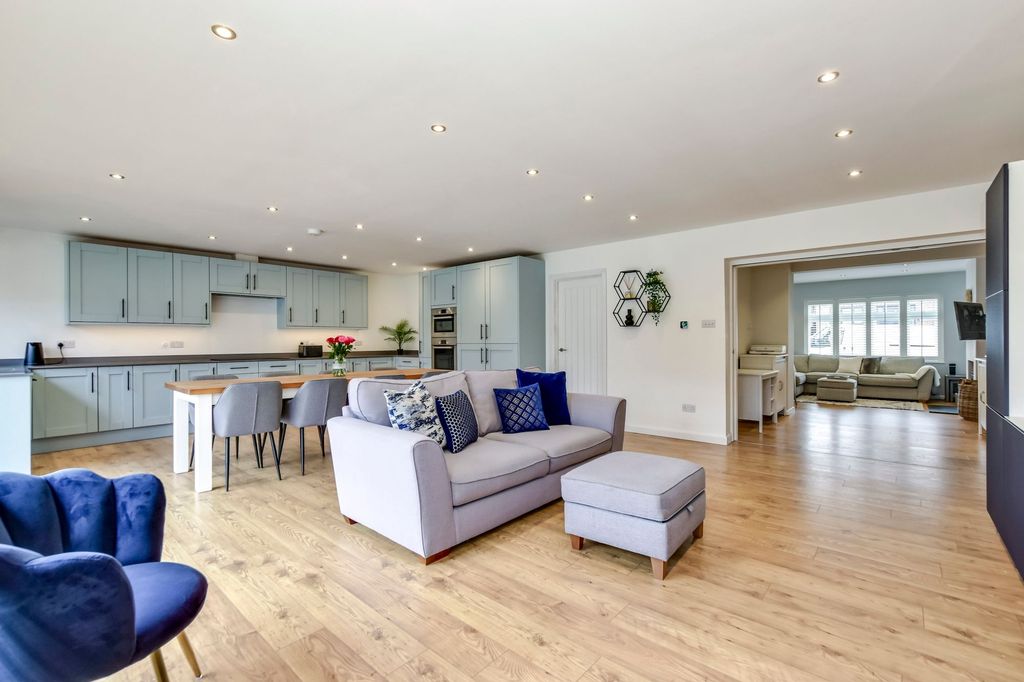 Property photo 2 of 33