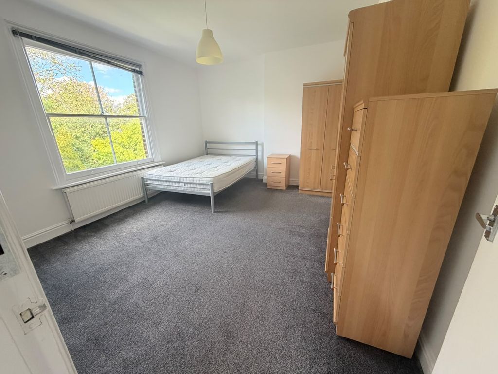 Property photo 3 of 7 2406d53F-Bde4-4A45-Bdc0-A0880c839B44