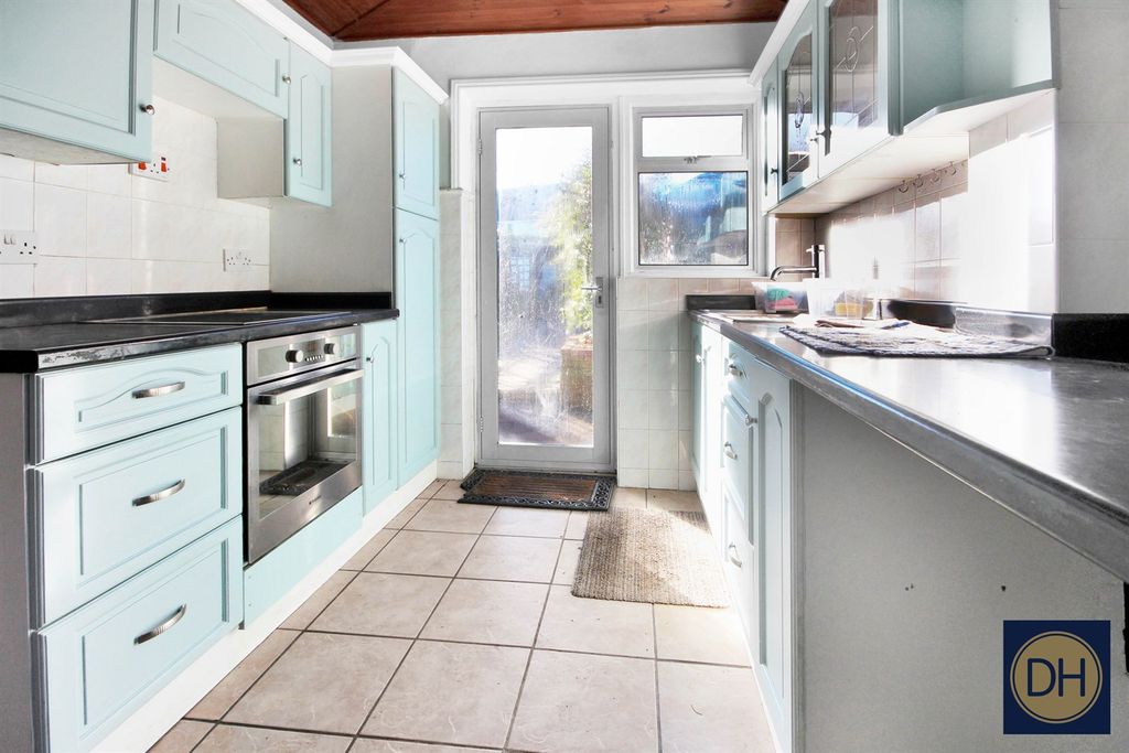 Property photo 2 of 14 Princes Close