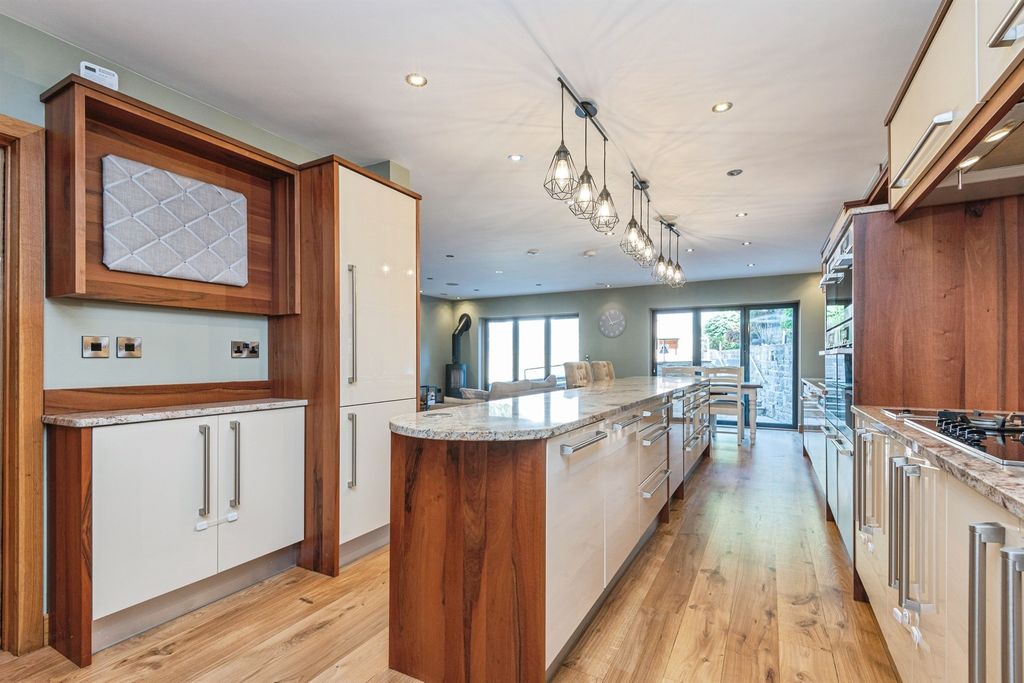 Property photo 2 of 31 Kitchen/Living Room