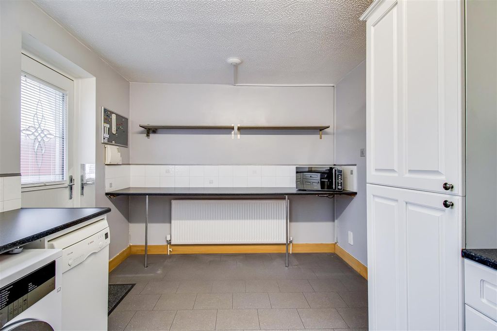 Property photo 3 of 10 Kitchen
