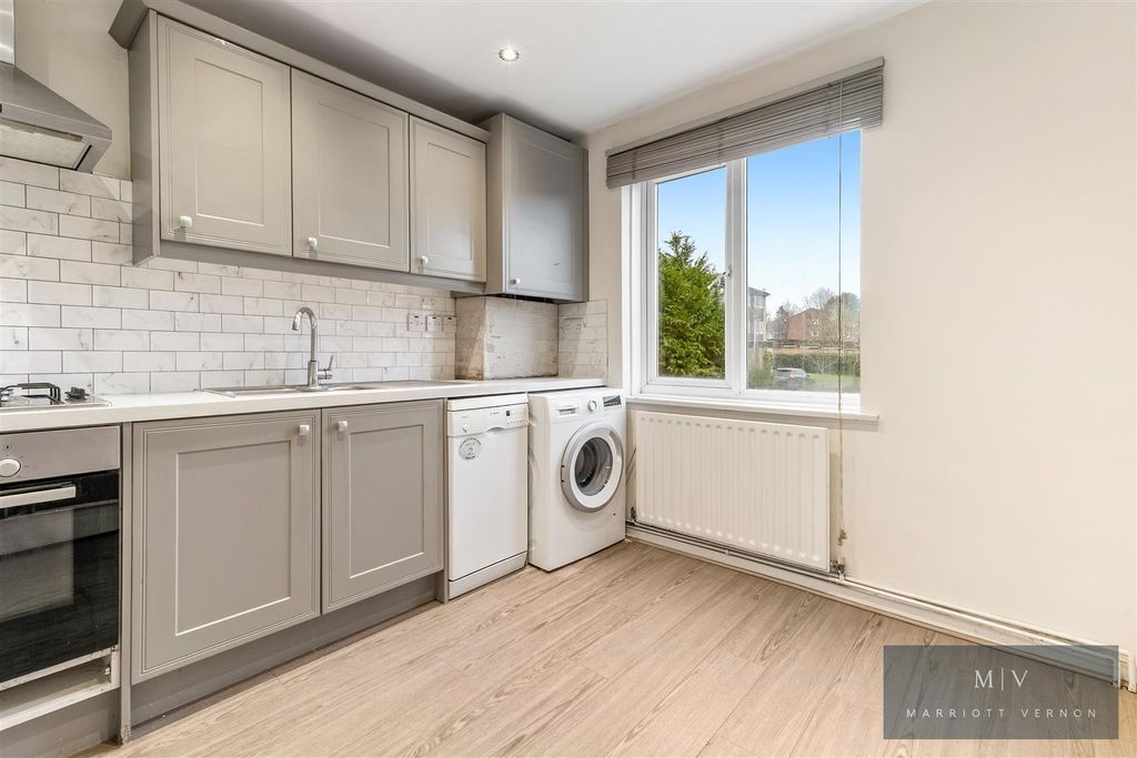 Property photo 2 of 16 Bardsley Close 25 MV-1.Jpg