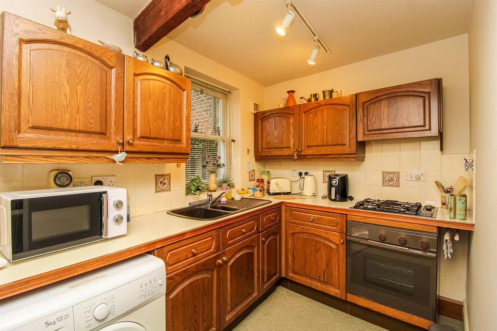 Property photo 3 of 10 Kitchen