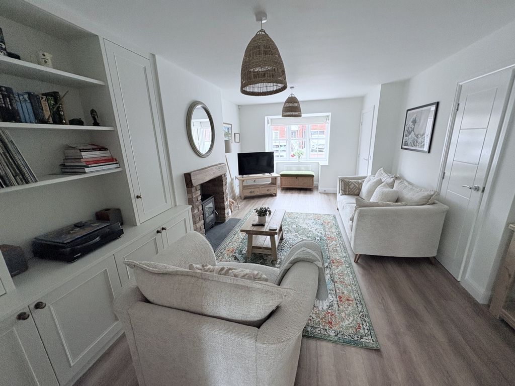 Property photo 1 of 11 Three Bedroom Semi Detached House