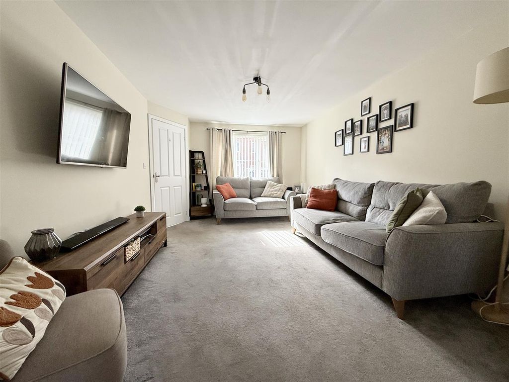 Property photo 3 of 18 Lounge