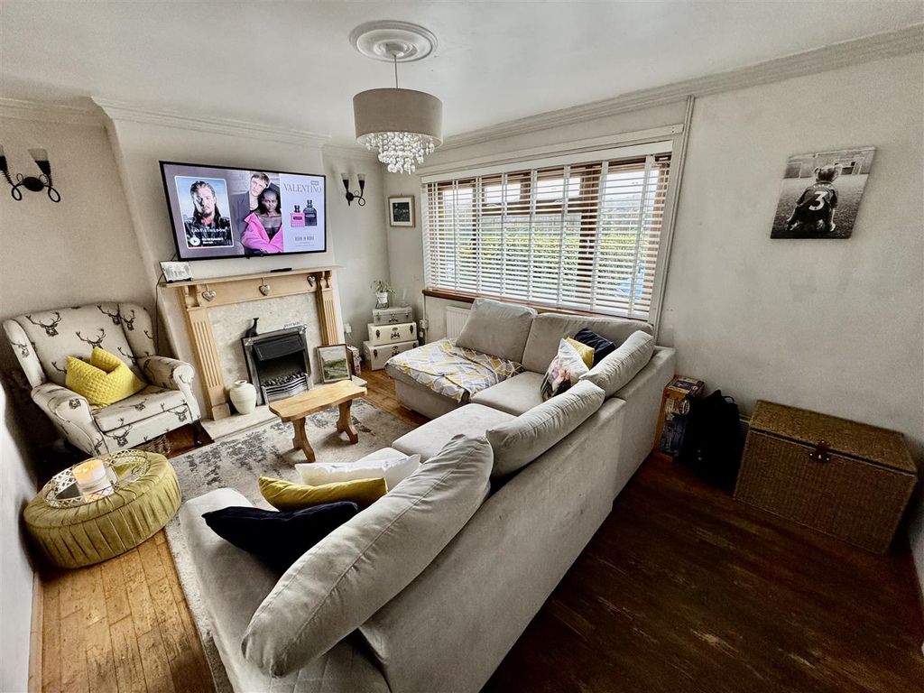 Property photo 2 of 13 Lounge