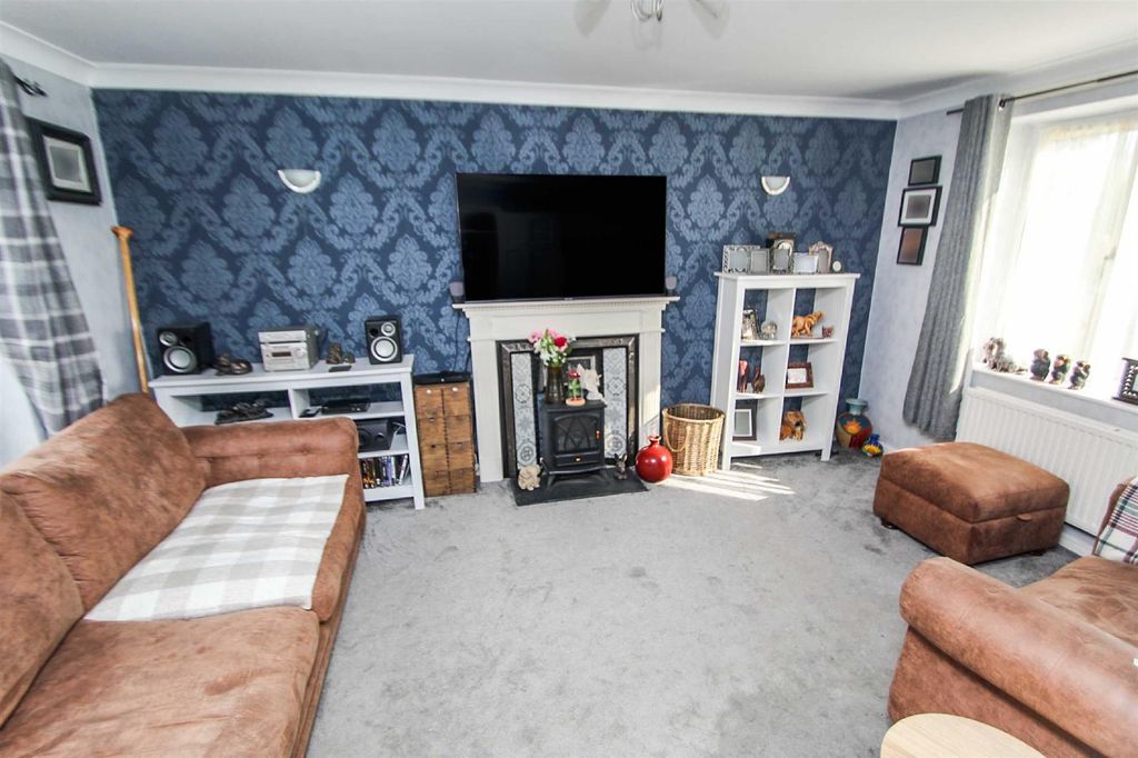 Property photo 3 of 15 Lounge