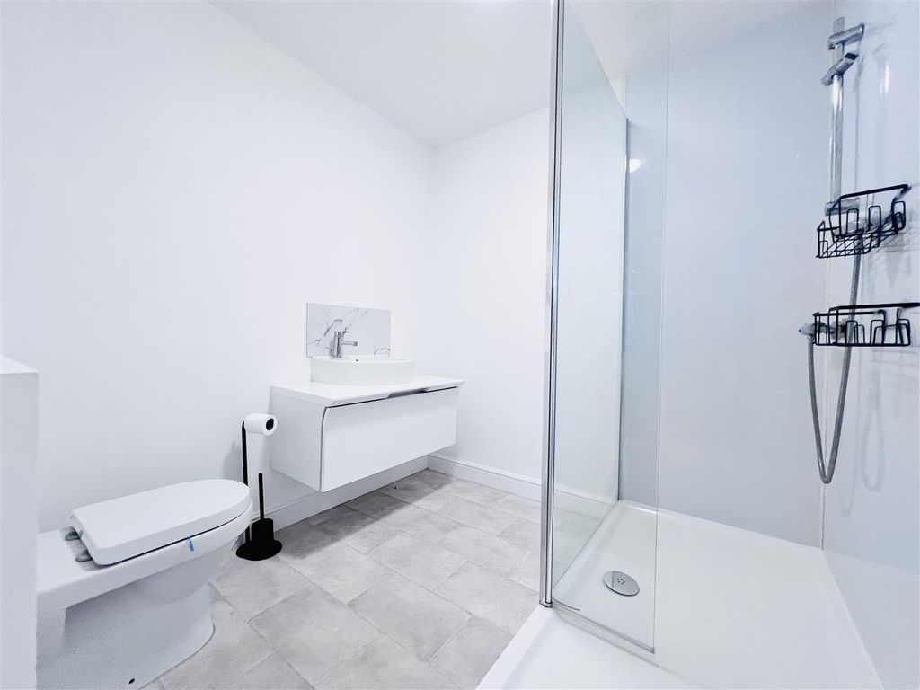 Property photo 2 of 8 Bathroom