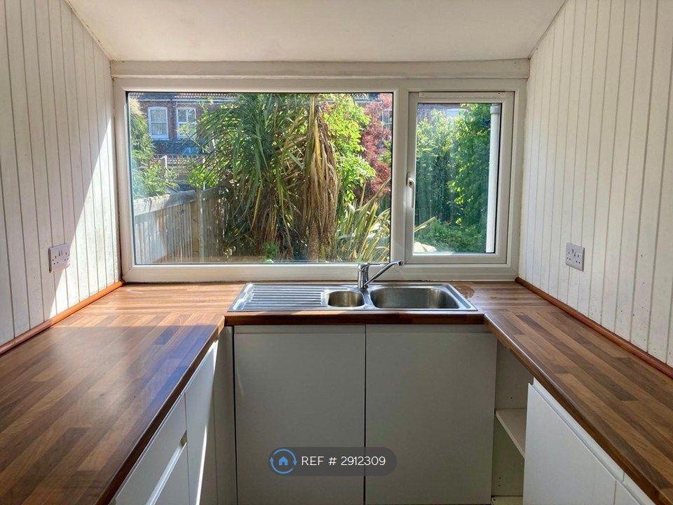 Property photo 2 of 6 Kitchen