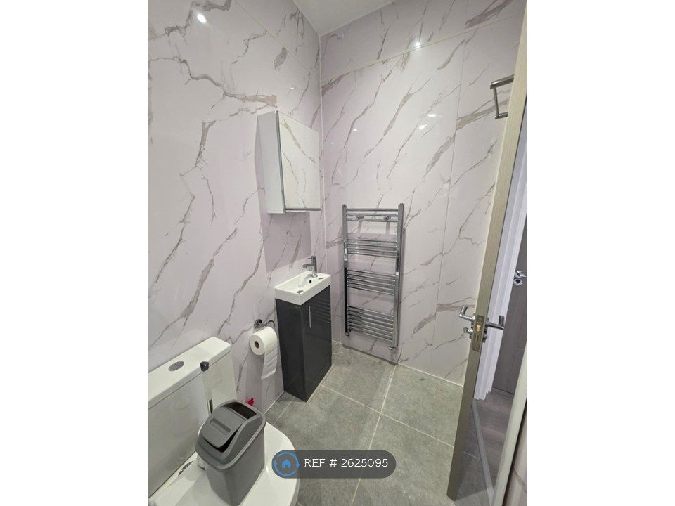 Property photo 3 of 14 Room 1 En Suite