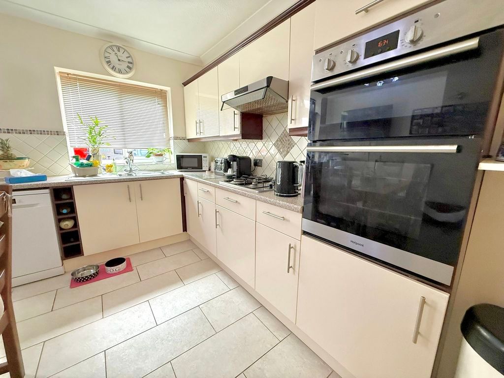Property photo 3 of 21 Kitchen