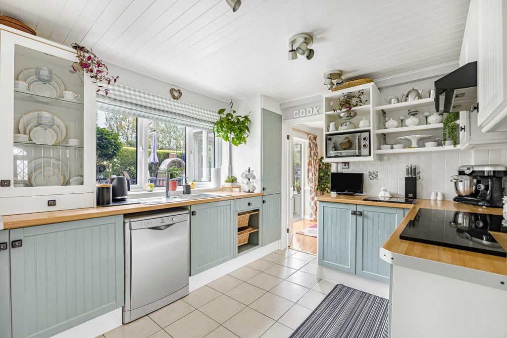 Property photo 2 of 29 Kitchen