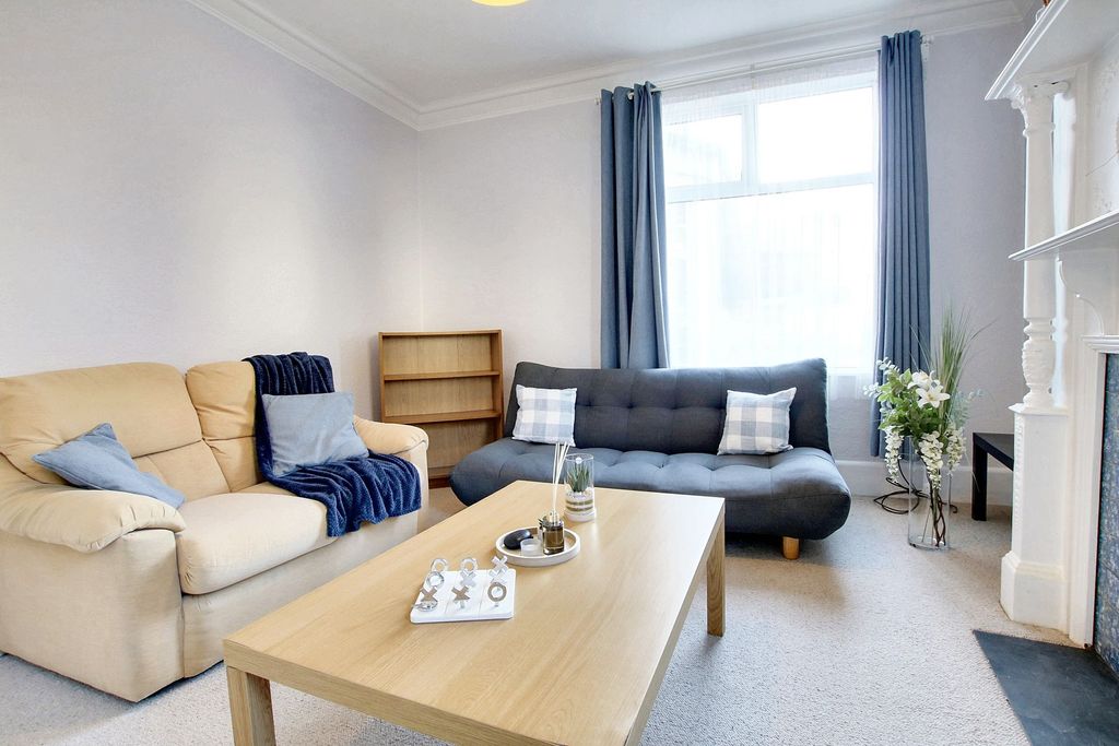 Property photo 3 of 40 Lounge Ground Floor Flat